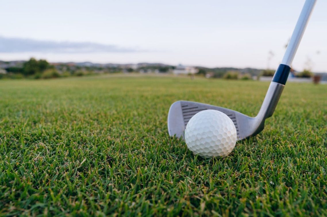 Foto von Mikhail Nilov: https://www.pexels.com Foto von Mikhail Nilov: https://www.pexels.com/de-de/foto/gras-golfball-golfclub-nahansicht-9207754/